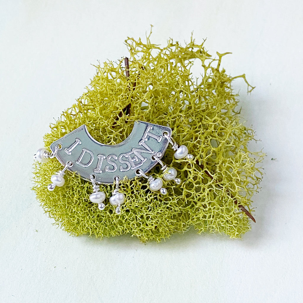 I DISSENT collar with small pearls pin